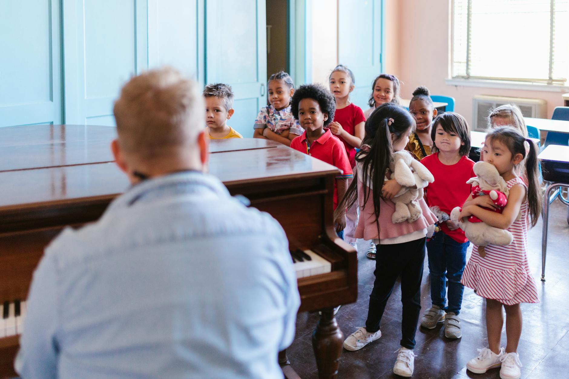 Kinder in der Bläserklasse beim gemeinsamen Musizieren