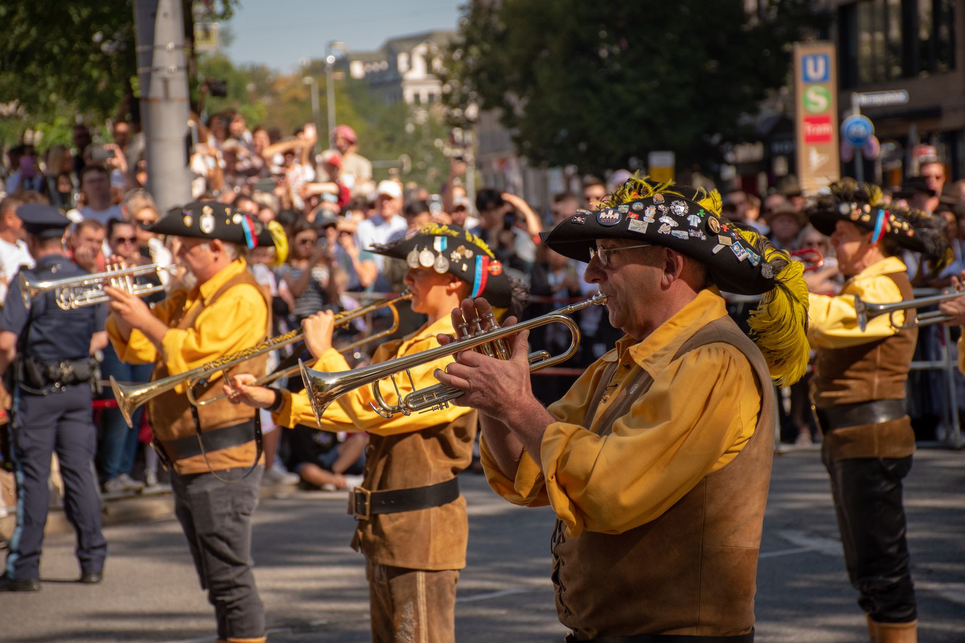 Musiker der Harmonie Lautenbach in traditioneller Tracht beim Festzug