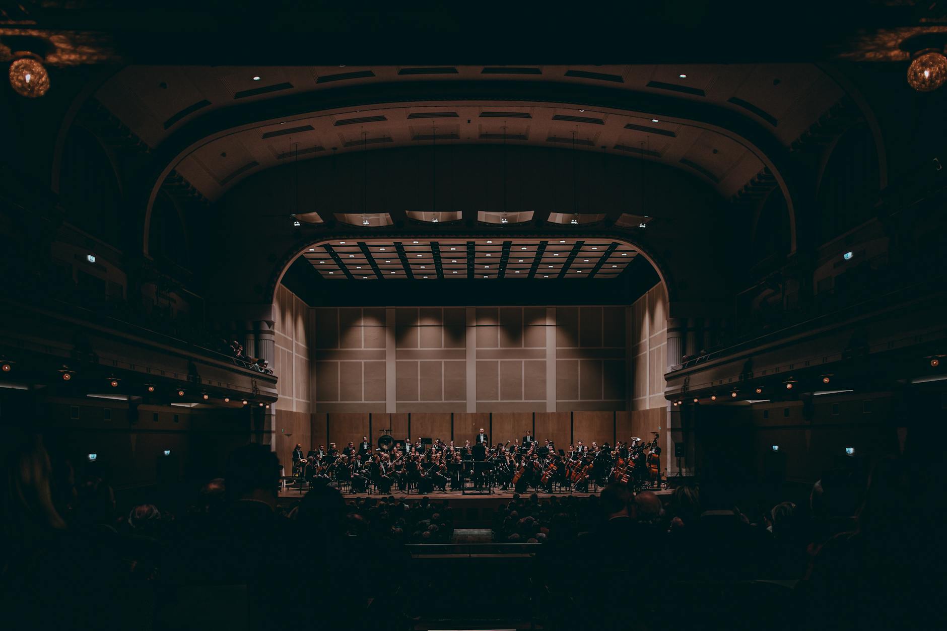 Orchester auf der Bühne bei einem Konzert