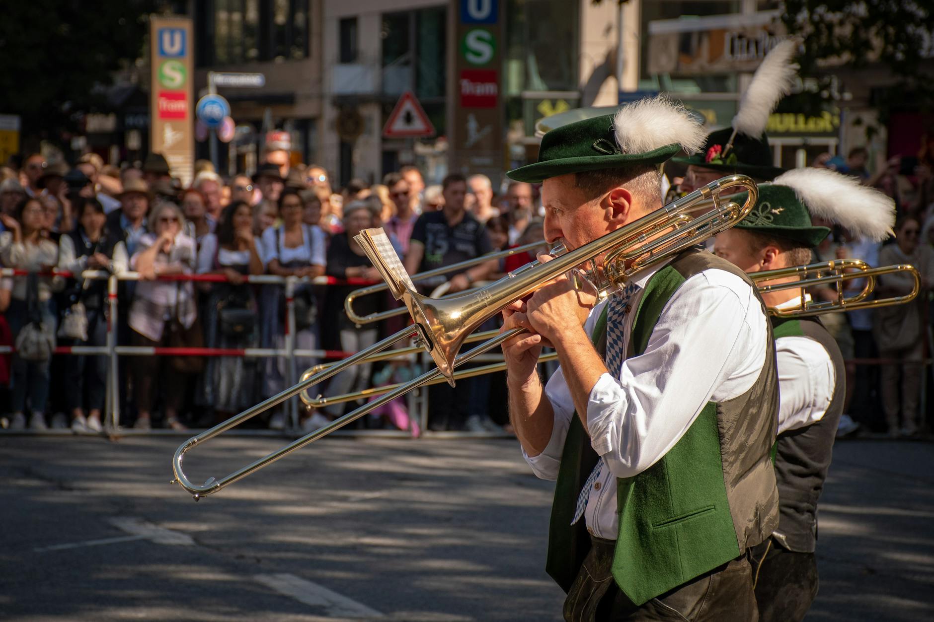 Musiker bei einem Festauftritt im Freien